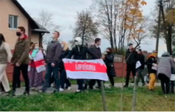 Медики и жители Боровлян вышли на акцию и скандируют «Забастовка!»