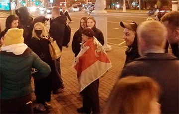 Belarusians did not allow punishers to take away the flag from Nina Bahinskaja