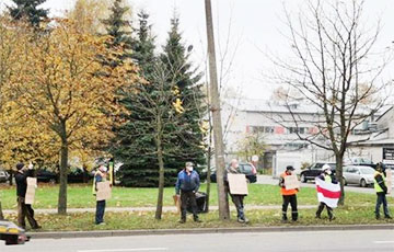 Minsk Residents Lined up in a Chain of Solidarity With the Strikers