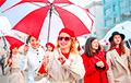 В Минске девушки устроили акцию с бело-красно-белыми зонтами