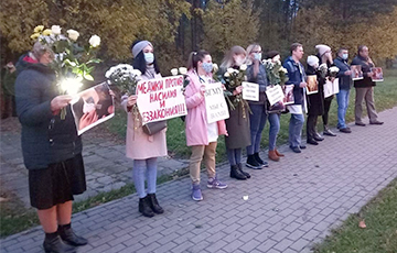 Salihorsk Doctors Lined Up In Solidarity Chain In Morning