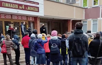 Minsk Residents Call On Carpet Director Of Gymnasium, Where Riot Police Was Thrown Against Children