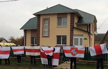 Жители Сморгони с самого утра вышли на акцию возле дома главы райисполкома
