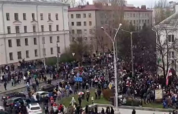 «Верым, можам, пераможам!»: Как выглядит акция в Минске