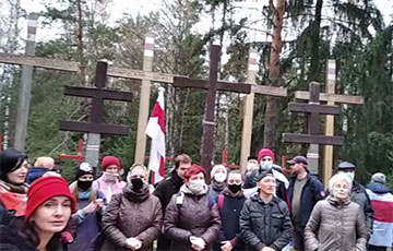 Белорусы в Куропатах поют «Магутны Божа»