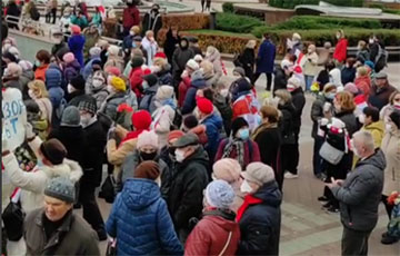 Плошча Незалежнасці запоўнілася ўдзельнікамі Маршу пенсіянераў