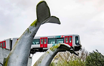 В Нидерландах скульптура кита предотвратила падение поезда с 10-метровой высоты