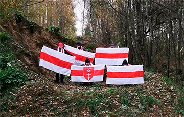 Беларускія партызаны зладзілі перфоманс у падтрымку страйкоўцаў у лесе