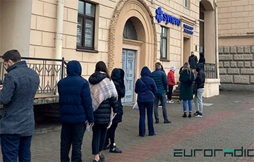 Belarusians Wait in Queues for Hours to Get Tested for COVID-19 in a Private Medical Center