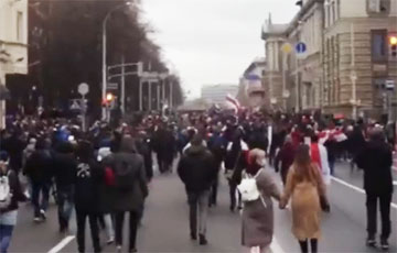 Огромная колонна протестующих идет в центр Минска