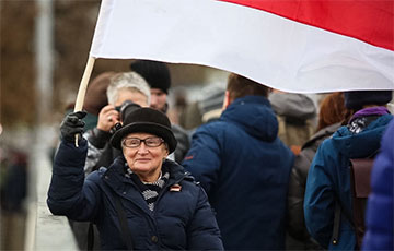 Ніна Багінская гуляе ў цэнтры Менска з бел-чырвона-белым сцягам