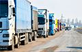 На границе Литвы с Беларусью огромная очередь грузовиков: водителям не хватает еды и воды