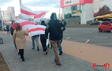 Minskers Rally With White-Red-White Flags