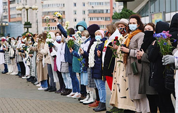 This Is How Minsk Women Protested With Flowers Near Kamarouski Market