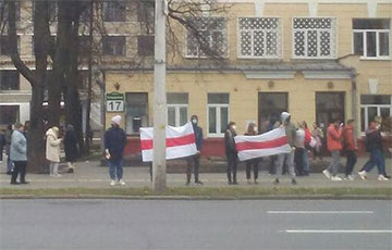 Minsk Residents Line up in a Chain of Solidarity