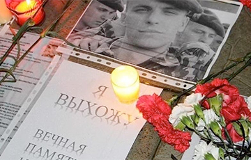 В Ивацевичах лукашисты разбросали лампадки и цветы возле памятника жертвам нацизма
