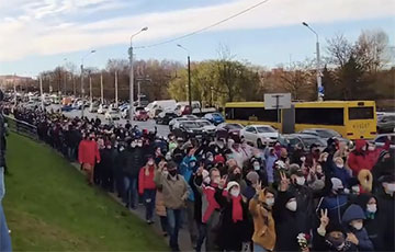 Column Of Minskers Goes Towards Paunochnyja Cemetery, Where Raman Bandarenka's Funeral Will Take Place.