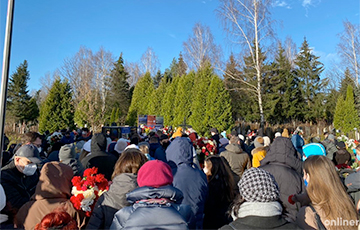 Minskers Bidding Farewell To Raman Bandarenka At Northern Cemetery