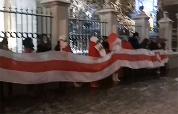 Белорусы Москвы вышли на акцию солидарности к посольству