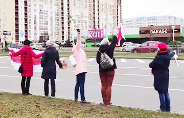 Minsk Residents Line up in a Chain of Solidarity