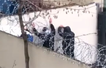 В Советском РУВД Минска задержанных протестующих вновь ставят у стены во дворе
