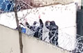 В Советском РУВД Минска задержанных протестующих вновь ставят у стены во дворе