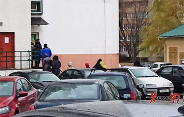 В Малиновке пациенты стоят на улице в очереди к врачу