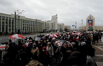 Сотни пенсионеров идут по проспекту Независимости в Минске