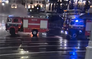 Момент, когда автомобиль на площади Победы вылетел прямо к монументу, попал на видео