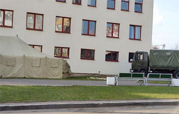 Возле поликлиник Минска появились палатки