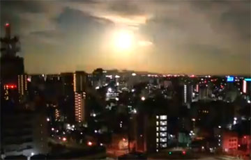 В небе Японии пролетел огромный светящийся шар