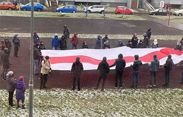 Жыхары ЖК «Магістр» выйшлі на марш з велізарным нацыянальным сцягам