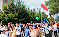 Бело-красно-белый флаг в Хабаровске: перекличка солидарности