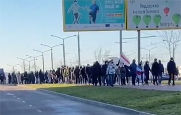 Видеофакт: Многочисленные колонны протестующих в Минске