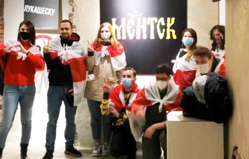 Во Львове открылась выставка Владимира Цеслера «Верым, можам, пераможам»