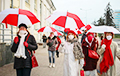 Беларускі з белымі і чырвонымі парасонамі прагуляліся па Менску