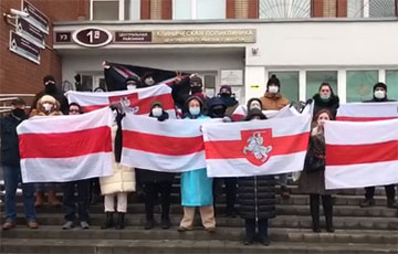 У 1-й центральной поликлиники Минска проходит акция под национальными флагами