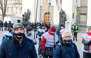 На Майдане проходит акция протеста против ужесточения карантина в Украине