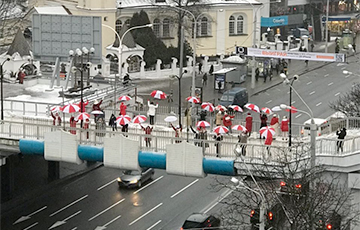 Минчанки с бело-красно-белыми зонтиками вышли на Немигу