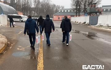 На МАЗе работникам раздали бело-красно-белые подарки