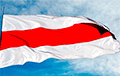Герои из Лиды вывесили огромный бело-красно-белый флаг в центре города