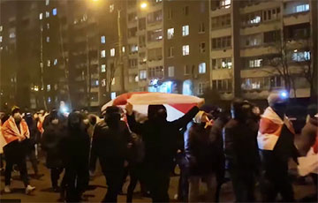 Как белорусы приветствуют друг друга на вечерних шествиях