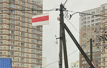 Партизаны продолжают украшать города национальной символикой