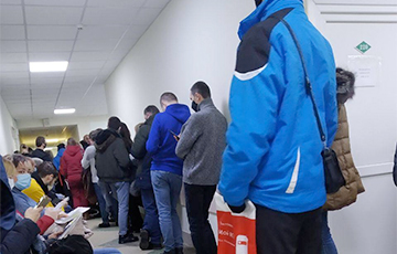 In Navapolatsk, People Queue In ‘Red Zone’ For 4,5 Hours To See Doctor