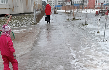 «Дети всю прогулку посыпали песком дорожку»
