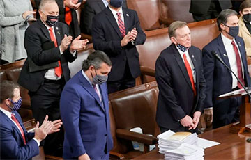 Конгресс США продолжил заседание, прерванное штурмом здания сторонниками Трампа