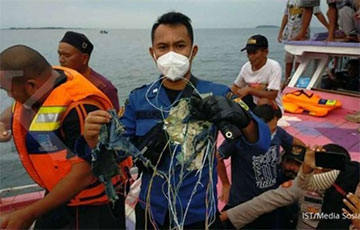 Катастрофа самалёта ў Інданезіі: з'явілася першае відэа з месца здарэння