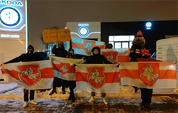 Белорусы Лодзи вышли на пикет к генеральному спонсору ЧМ по хоккею