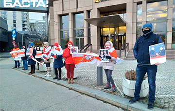 Белорусы Австрии протестовали возле здания «Райффайзен» банка