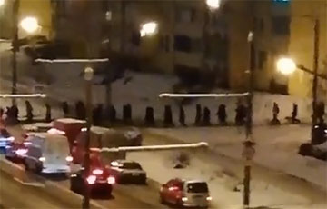 Видеофакт: Огромная колонна движется по улице Одинцова в Минске